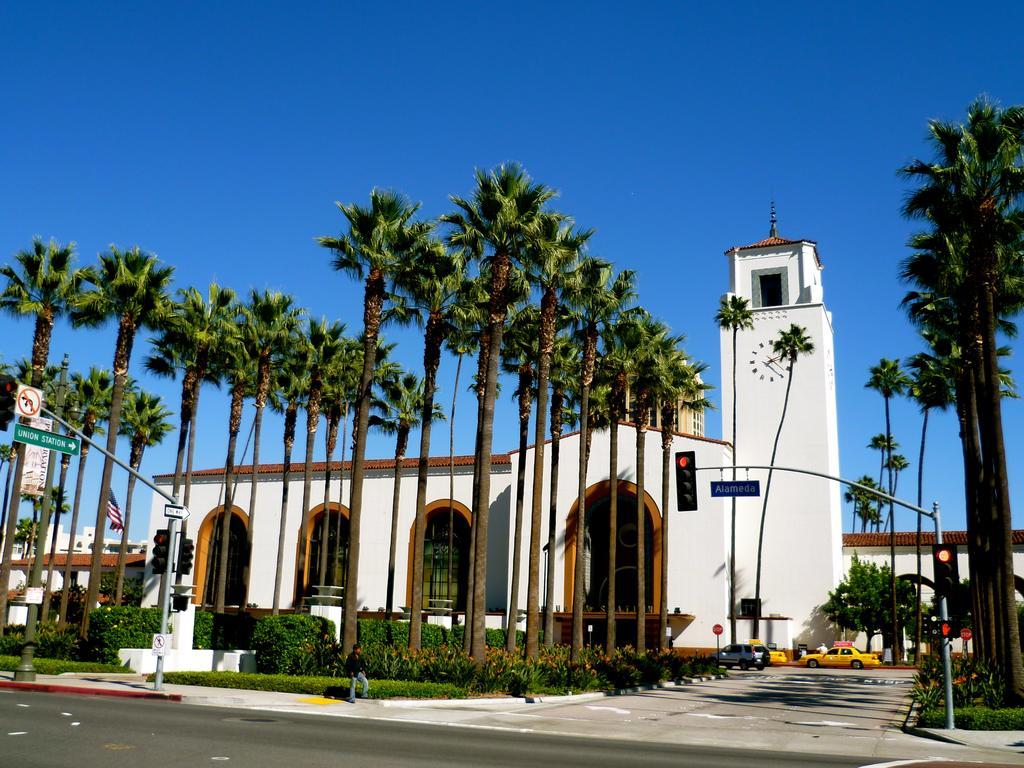 Metro Plaza