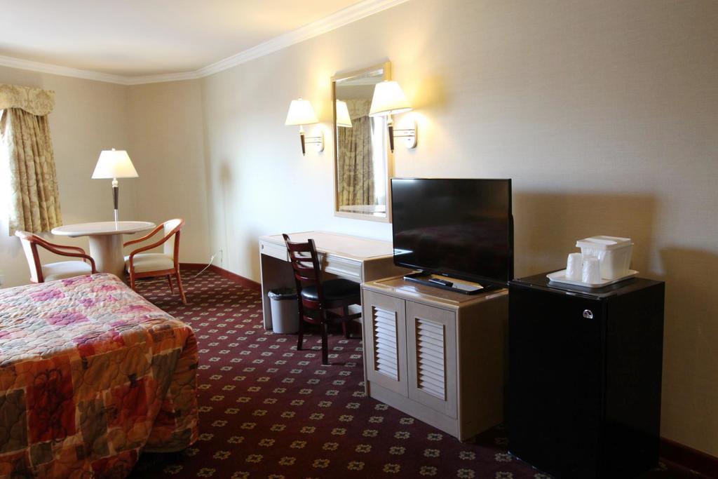 Metro Plaza Hotel 2*