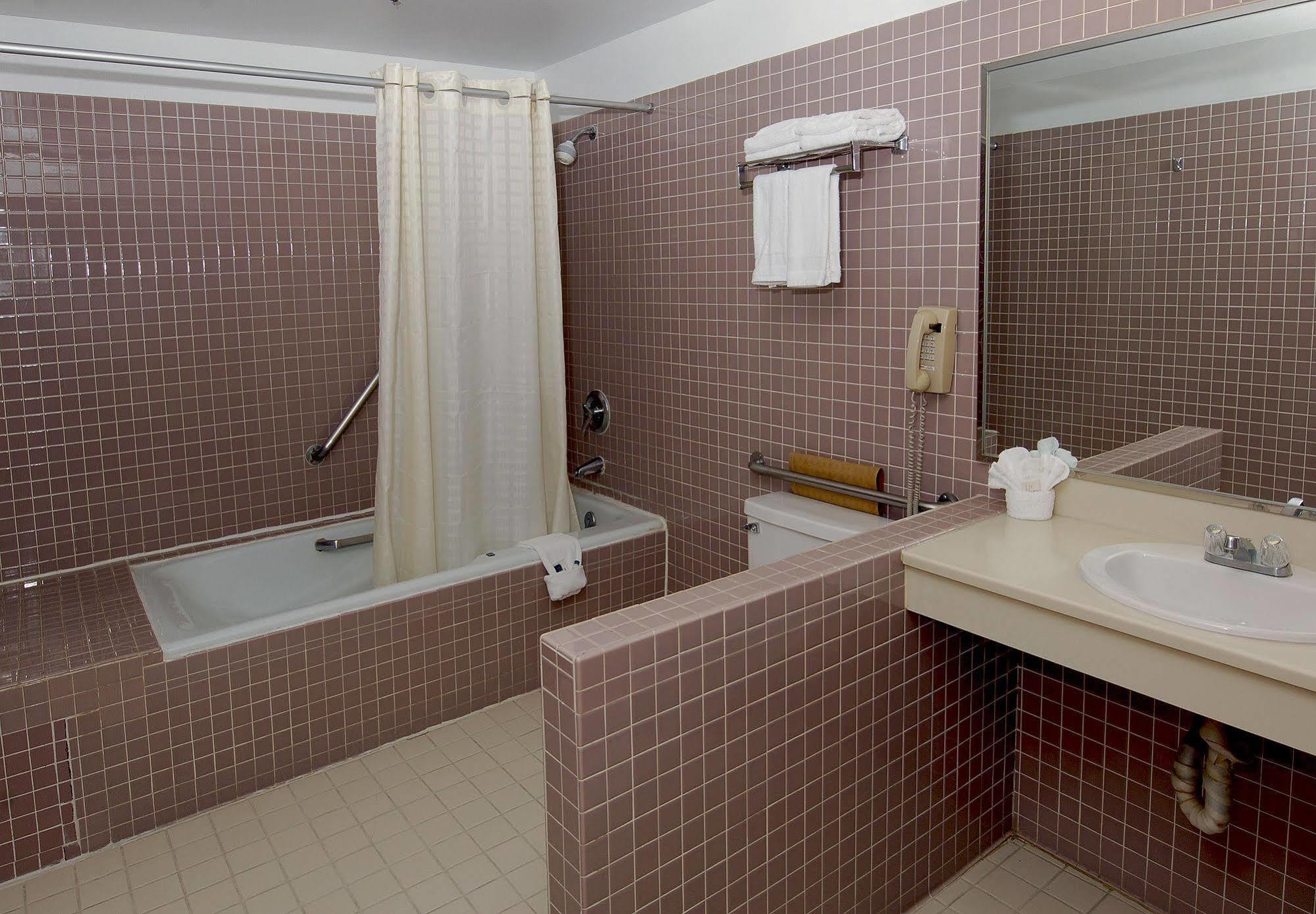 Hotel Metro Plaza 2*