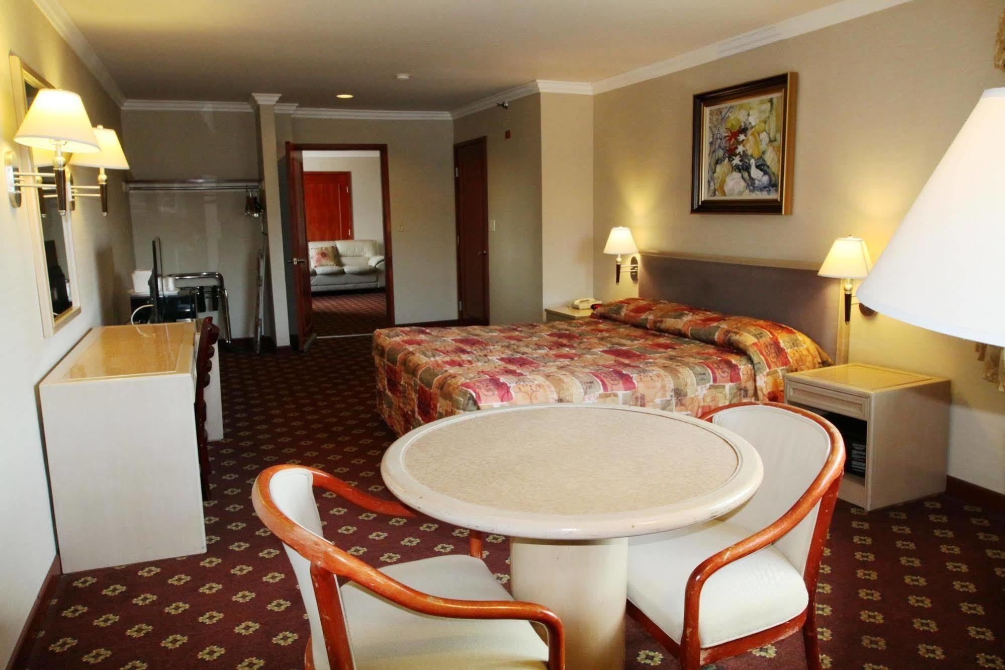 Metro Plaza Hotel 2*